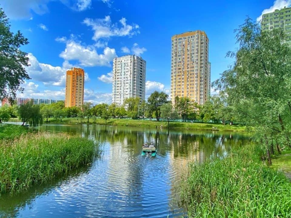 Modern Apartment Near Park Kiev Exterior photo
